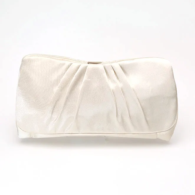 ベージュのサテンクラッチバッグ