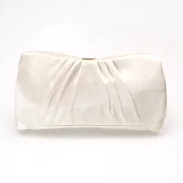 ベージュのサテンクラッチバッグ