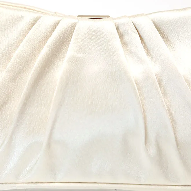 ベージュのサテンクラッチバッグ