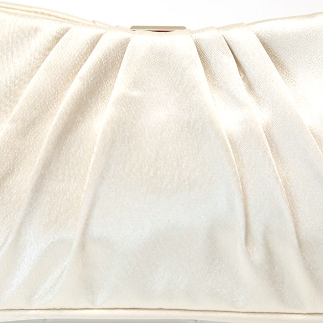 ベージュのサテンクラッチバッグ