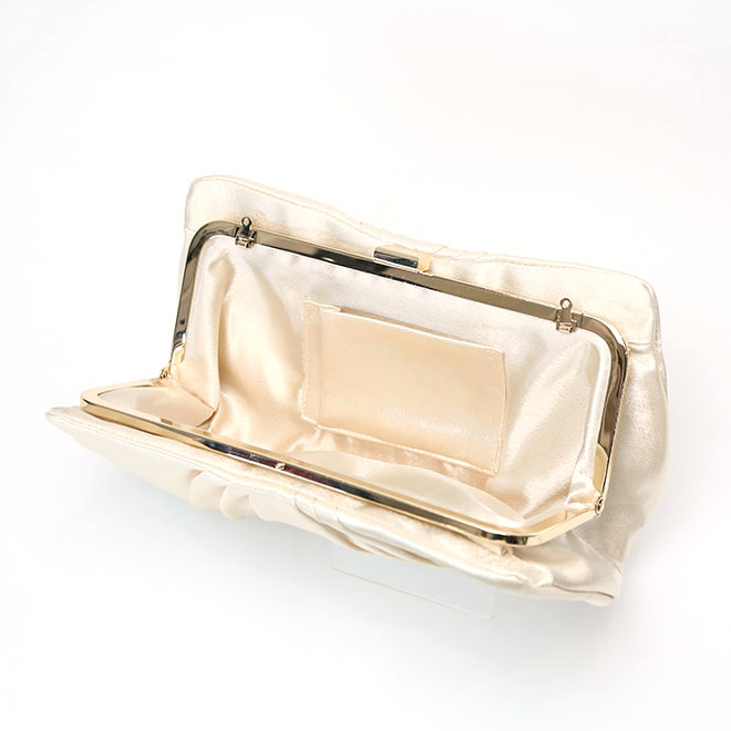 ベージュのサテンクラッチバッグ