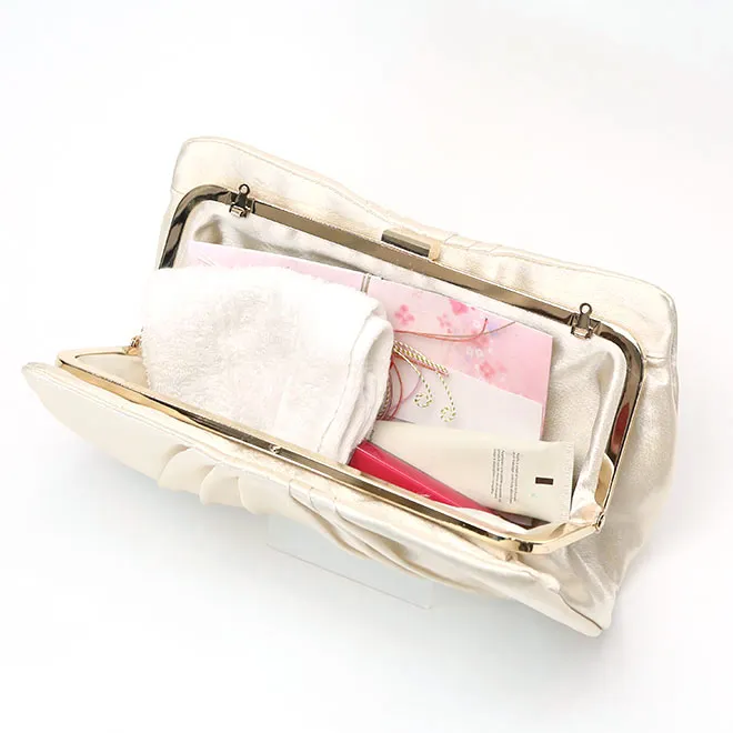 ベージュのサテンクラッチバッグ