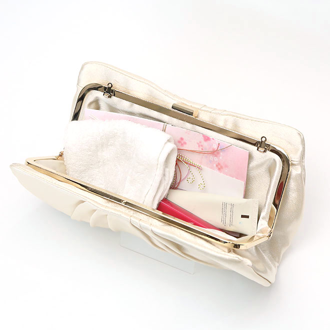 ベージュのサテンクラッチバッグ