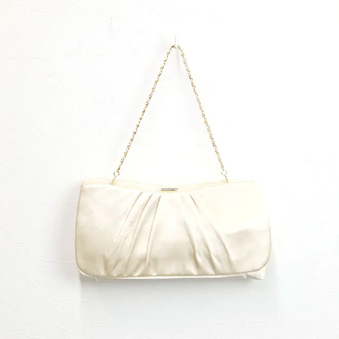 ベージュのサテンクラッチバッグ