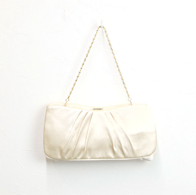 ベージュのサテンクラッチバッグ