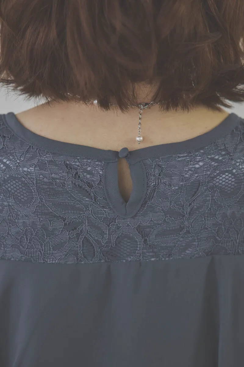 グレイッシュブルーの授乳口付スリットスリーブドレス