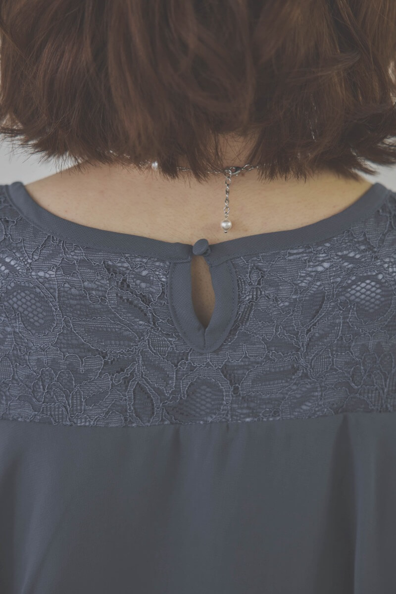 グレイッシュブルーの授乳口付スリットスリーブドレス