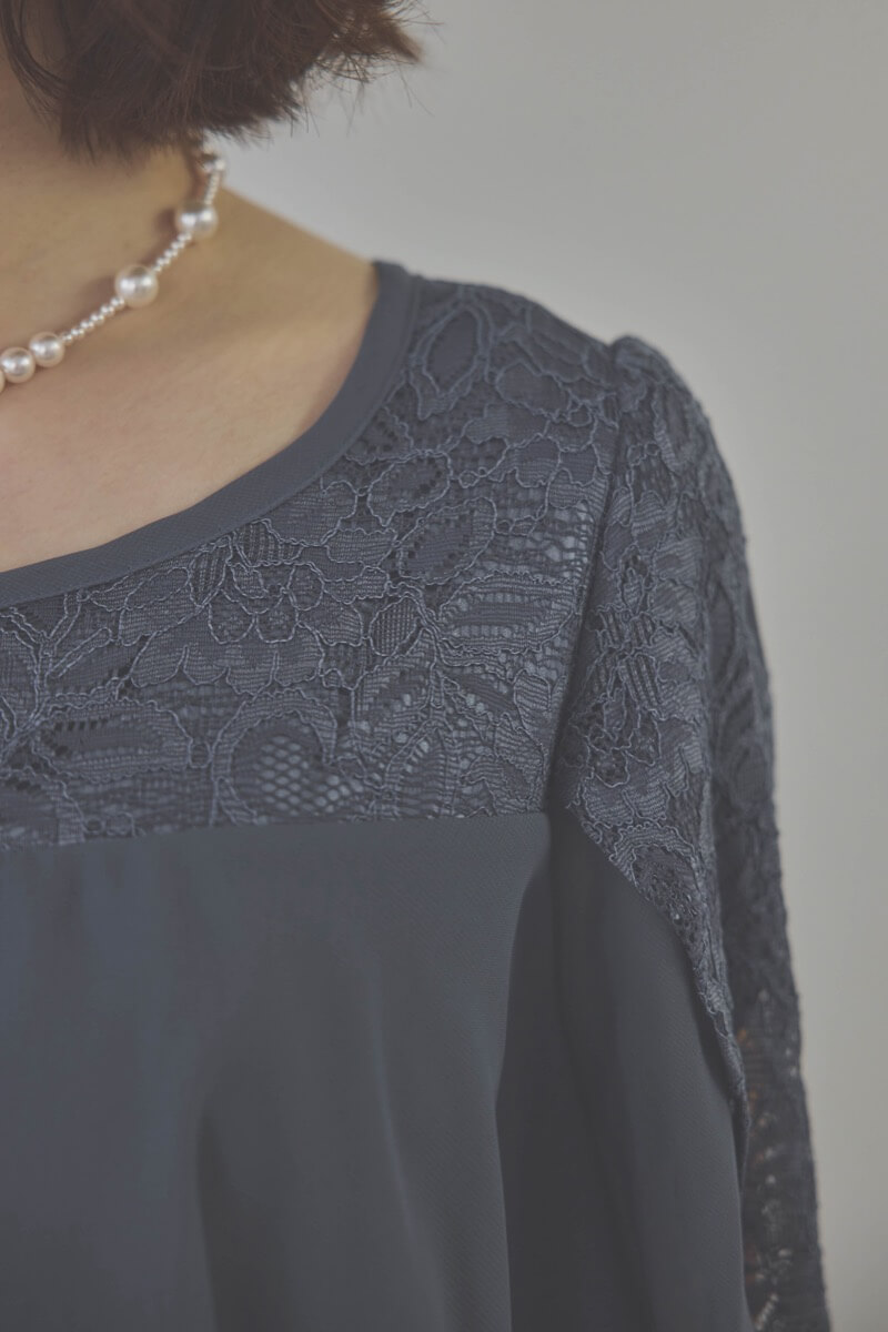 ネイビーの授乳口付ハイネックレースドレス