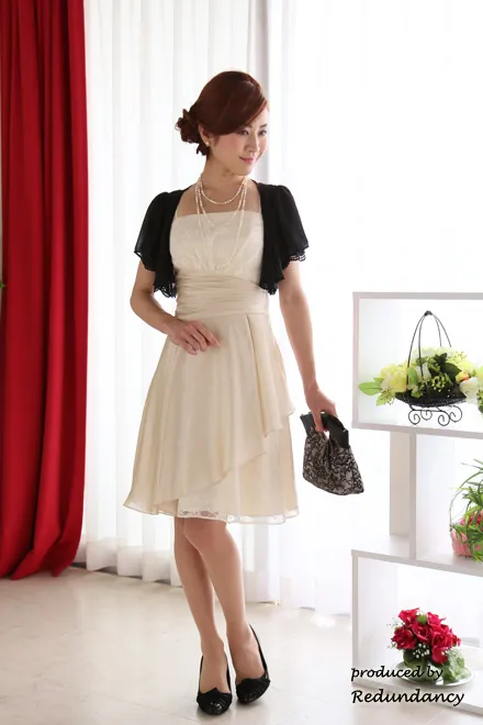 ベージュのリボンとレースのバッグ