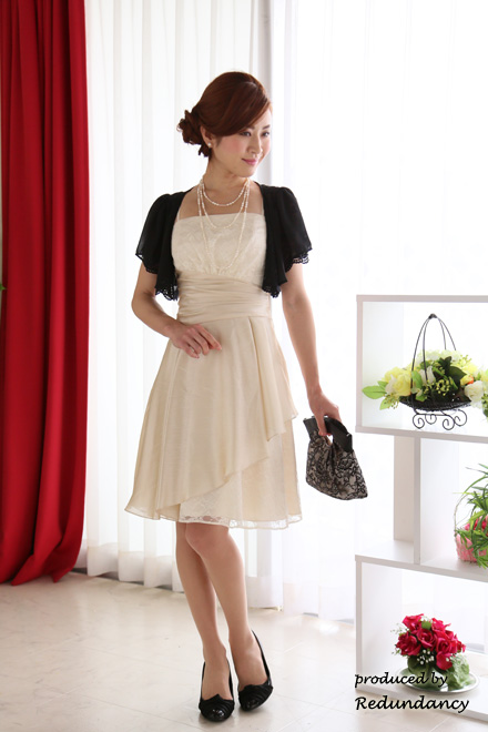 ベージュのリボンとレースのバッグ