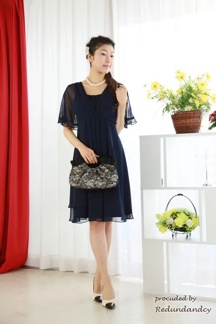 グレーのリボンとレースのバッグ