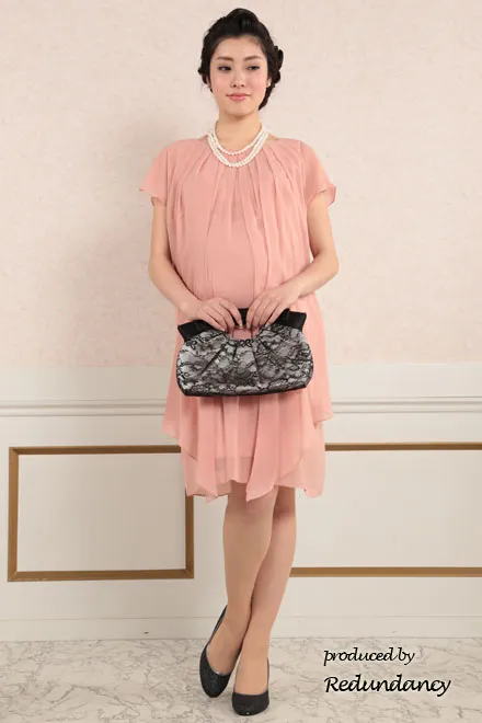 ピンクのマタニティ膝丈シフォンドレス