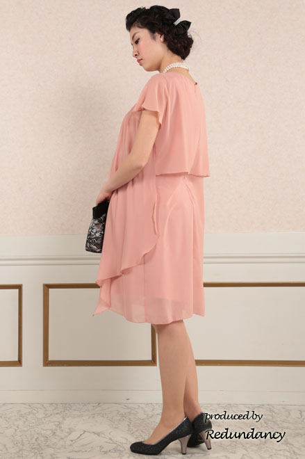ピンクのマタニティ膝丈シフォンドレス