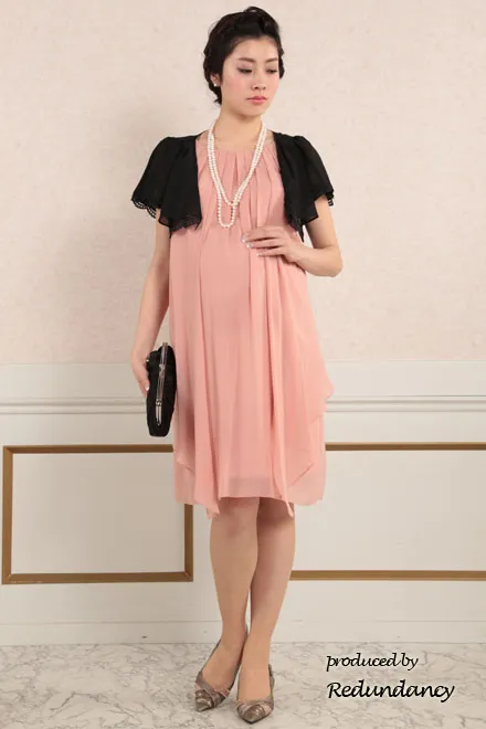 ピンクのマタニティ膝丈シフォンドレス