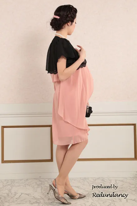 ピンクのマタニティ膝丈シフォンドレス