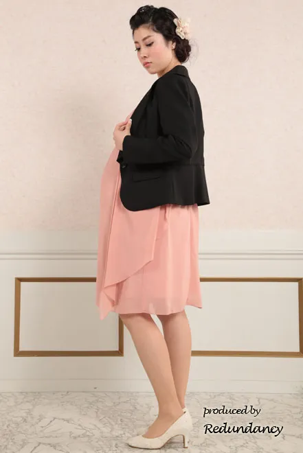 ピンクのマタニティ膝丈シフォンドレス