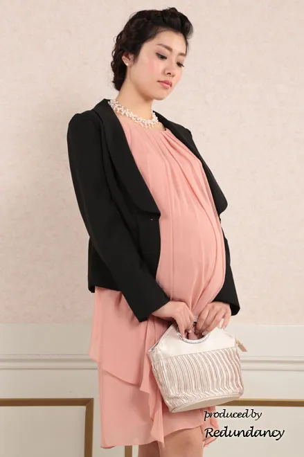 ピンクのマタニティ膝丈シフォンドレス