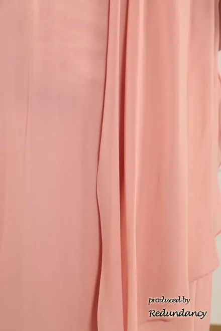 ピンクのマタニティ膝丈シフォンドレス