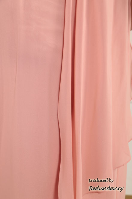 ピンクのマタニティ膝丈シフォンドレス