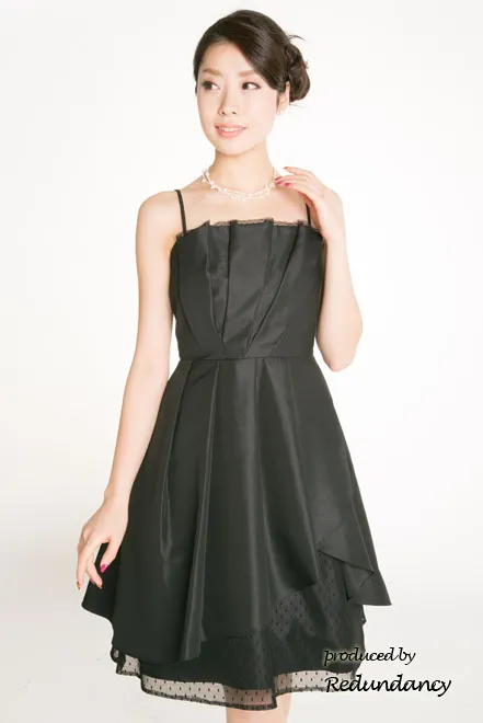 ブラックの膝丈ドットチュールストラップドレス