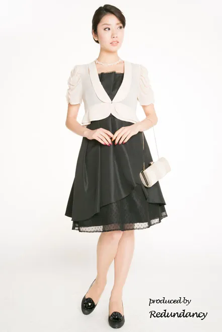 ブラックの膝丈ドットチュールストラップドレス