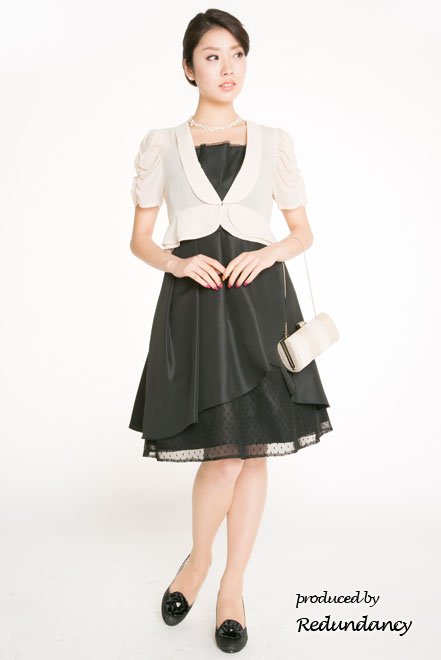 ブラックの膝丈ドットチュールストラップドレス