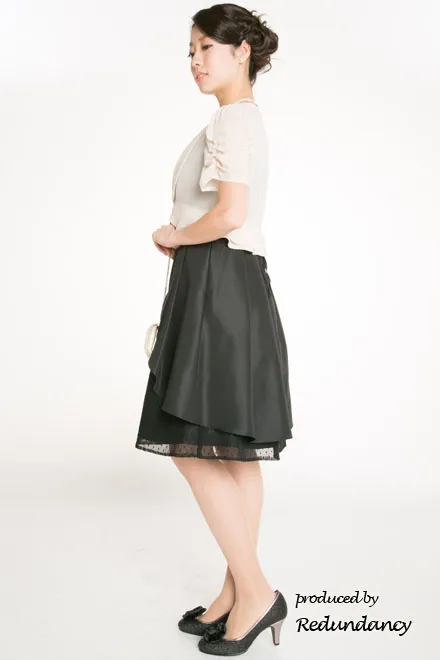 ブラックの膝丈ドットチュールストラップドレス