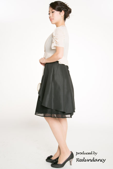 ブラックの膝丈ドットチュールストラップドレス