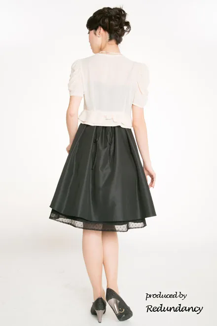 ブラックの膝丈ドットチュールストラップドレス