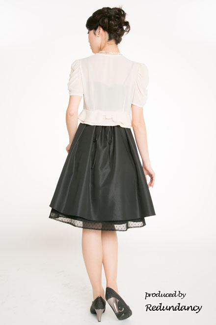 ブラックの膝丈ドットチュールストラップドレス