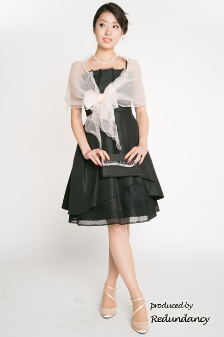 ブラックの膝丈ドットチュールストラップドレス