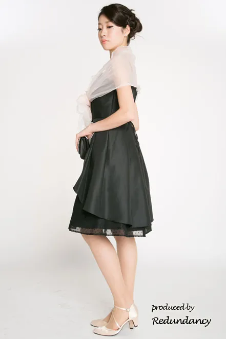 ブラックの膝丈ドットチュールストラップドレス