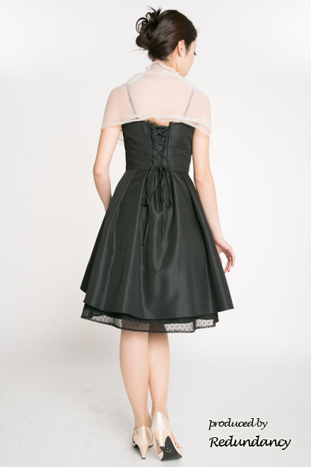 ブラックの膝丈ドットチュールストラップドレス