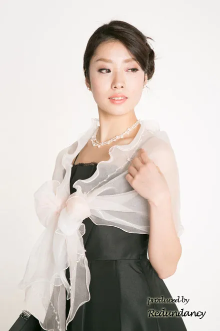 ブラックの膝丈ドットチュールストラップドレス