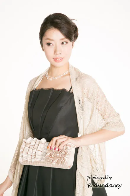 ブラックの膝丈ドットチュールストラップドレス