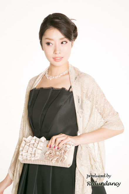 ブラックの膝丈ドットチュールストラップドレス