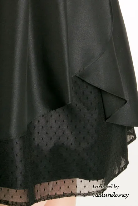 ブラックの膝丈ドットチュールストラップドレス