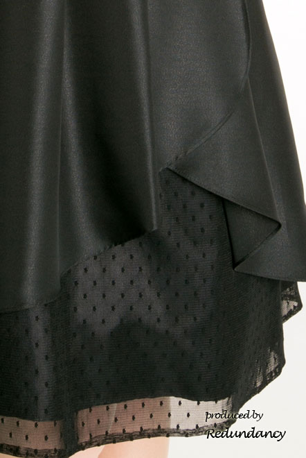 ブラックの膝丈ドットチュールストラップドレス