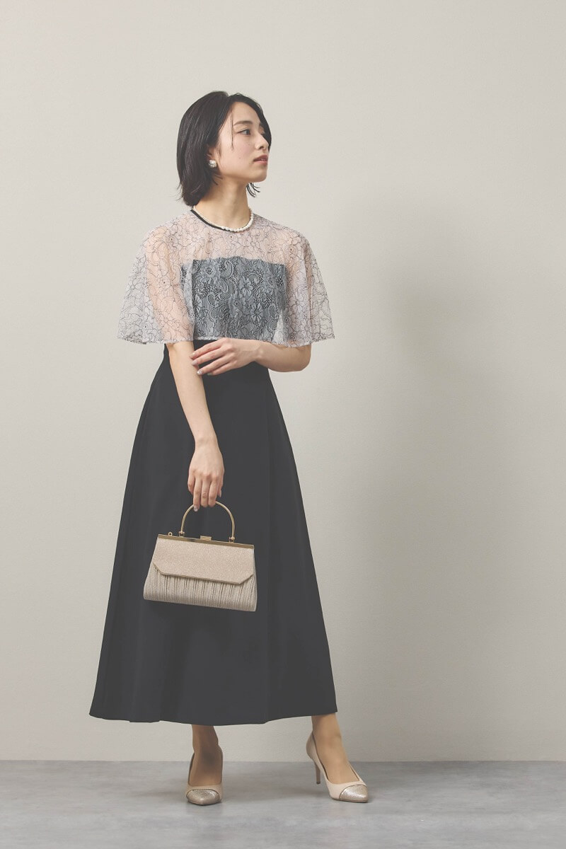 ベージュのラメプリーツハンドル付きバッグ