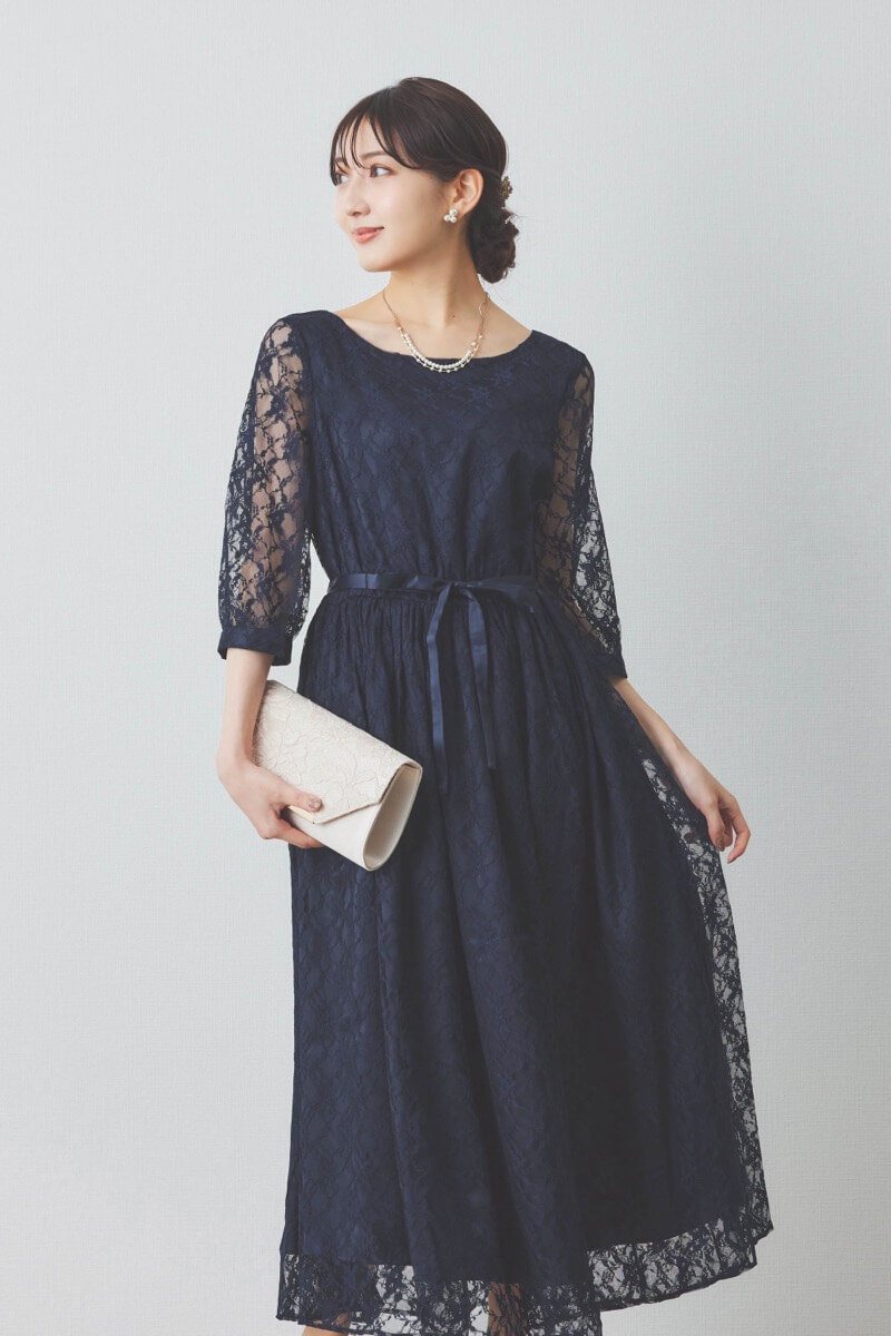 ベージュのレース×プレートクラッチバッグ