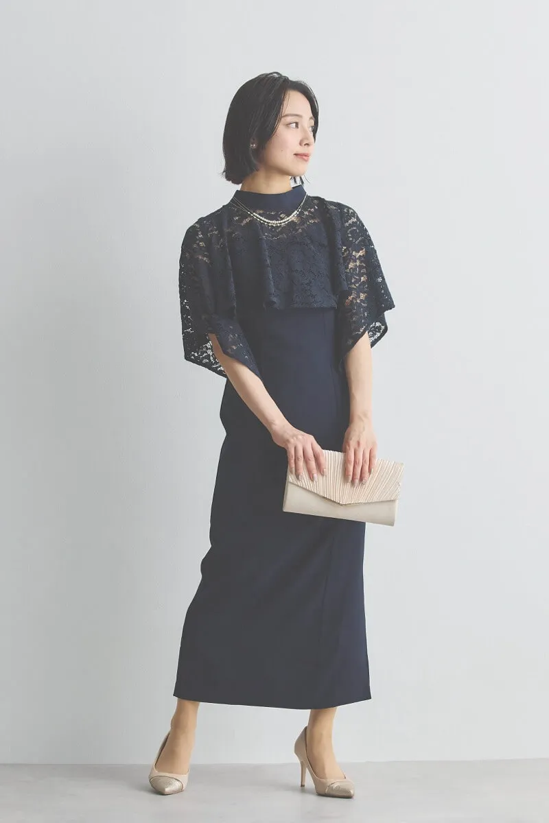 ベージュのV字プレートクラッチバッグ