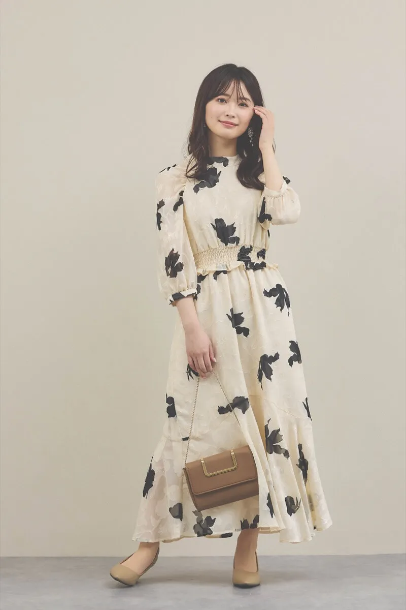 ブラウンのメタルハンドルスクエアバッグ