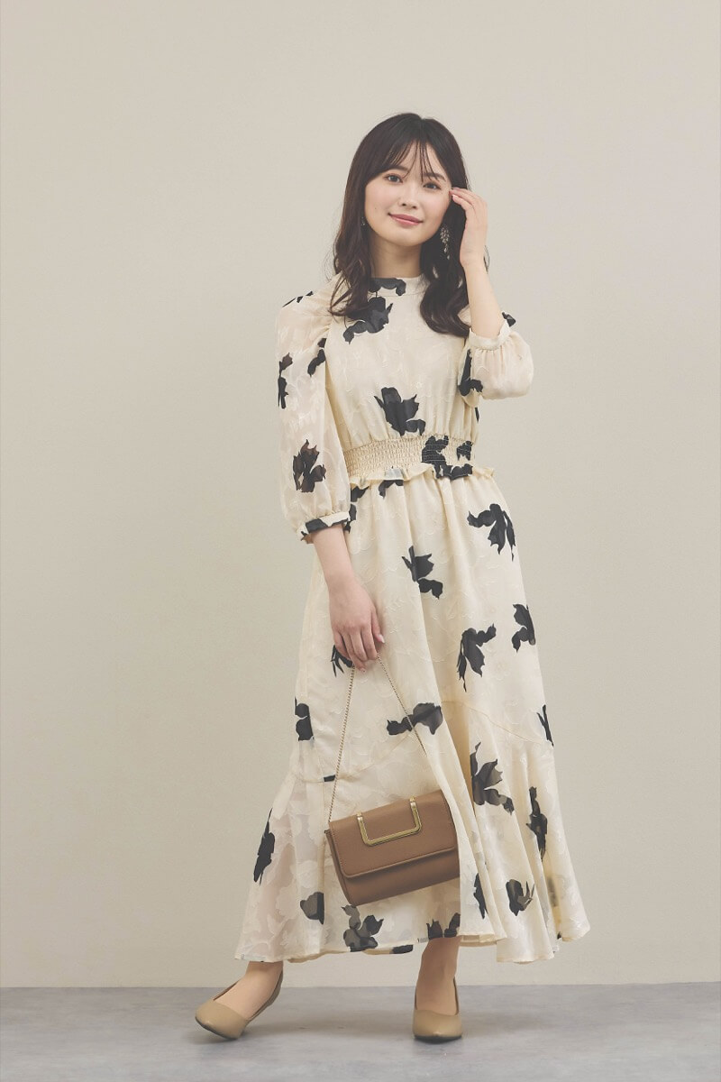 ブラウンのメタルハンドルスクエアバッグ