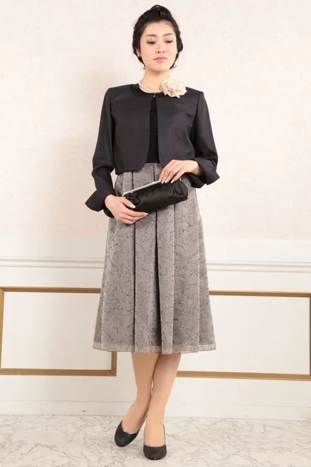 ブラックの襟なし長袖ジャケット