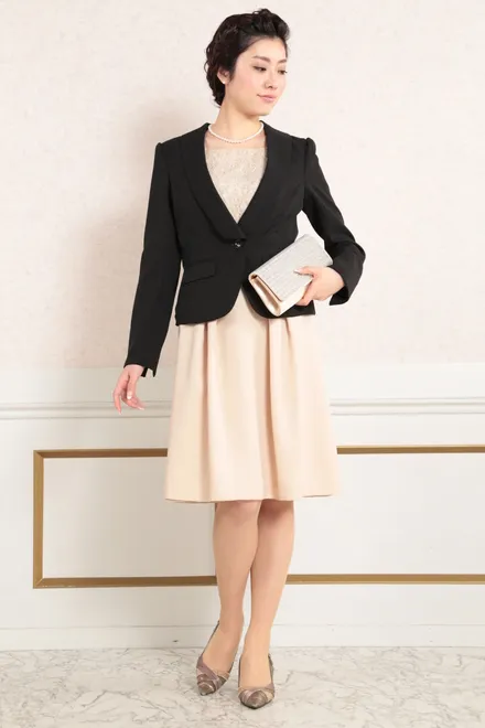 ブラックの長袖ジャケット