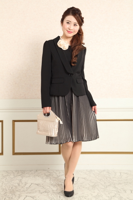 ブラックの長袖ジャケット