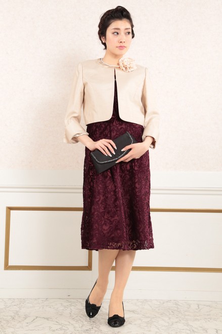 ベージュの襟なし長袖ジャケット