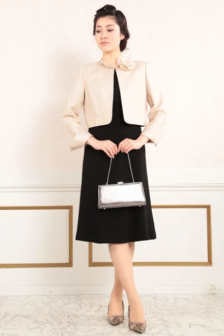 ベージュの襟なし長袖ジャケット