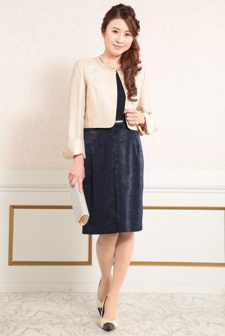 ベージュの襟なし長袖ジャケット