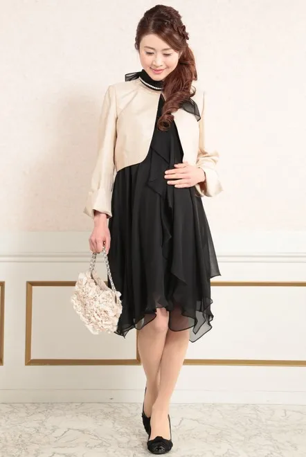 ベージュの襟なし長袖ジャケット